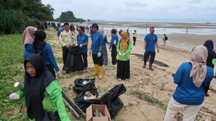 PEP Sangatta Field menggelar aksi bersih pantai (coastal clean-up) dan penanaman mangrove di pesisir Teluk Lombok, Desa Sangkima, Kecamatan Sangatta Selatan, Kutai Timur, pada akhir Juli lalu. Foto: HO/PEP Sangatta