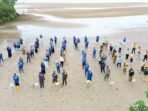 PEP Sangatta Field menggelar aksi bersih pantai (coastal clean-up) dan penanaman mangrove di pesisir Teluk Lombok, Desa Sangkima, Kecamatan Sangatta Selatan, Kutai Timur, pada akhir Juli lalu. Foto: HO/PEP Sangatta
