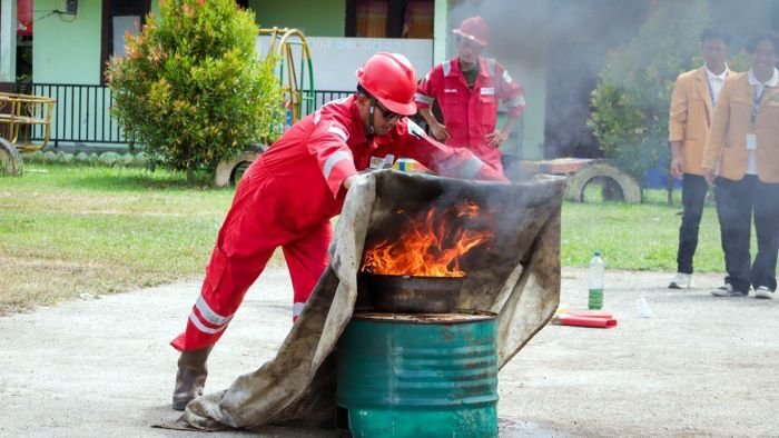PEP Sangatta Field menggelar sosialisasi penanganan kebakaran skala rumah tangga bagi warga Desa Sangkima, Kecamatan Sangatta Selatan, Kabupaten Kutai Timur, pada 28 Juli 2025. Foto: HO/PEP Sangatta Field