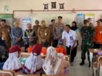 PEP Tanjung Field mendukung Program Bupati Bangga ke Desa dengan menyalurkan 150 porsi makanan bergizi bagi siswa-siswi SDN Kasiau Raya, Kecamatan Murung Pudak, Kabupaten Tabalong, Kalimantan Selatan, Selasa (15/7/2025). Foto: HO/PEP Tanjung Field