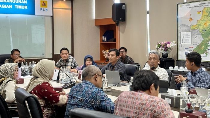 PLN melakukan penandatanganan kontrak kerja sama bersama PT Geojaya Tehnik dan PT Sarbi Moerhani Lestari di Balikpapan. Foto: HO/PLN UID Kaltimra