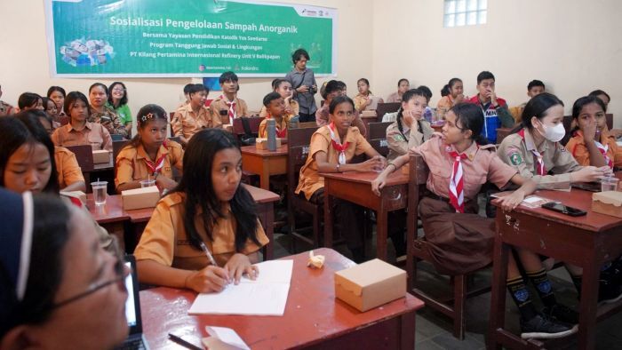 PT KPI Unit Balikpapan Edukasi Siswa SMP Yos Sudarso Kelola Sampah Anorganik