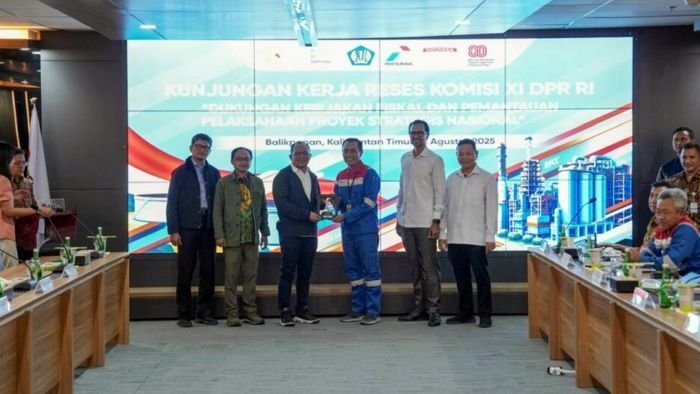 PT Kilang Pertamina Balikpapan (KPB) menerima kunjungan dari Komisi XI DPR RI yang meninjau progres pembangunan Proyek Strategis Nasional (PSN) Refinery Development Master Plan (RDMP) Balikpapan pada Selasa (12/8/2025). Foto: HO/KPB