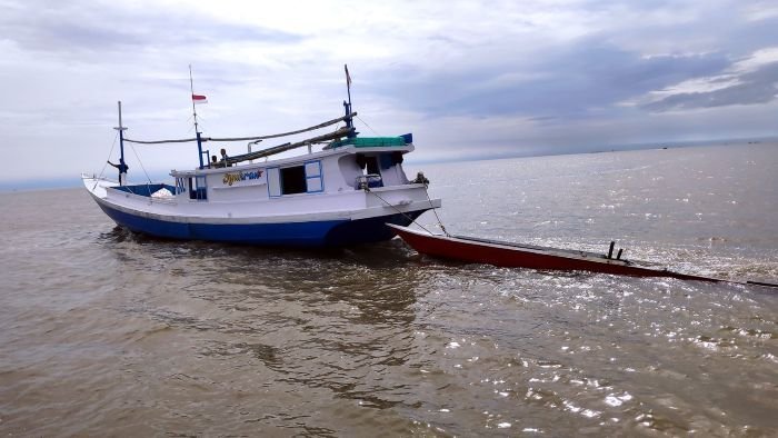 PT Pertamina Hulu Mahakam (PHM) berhasil menyelamatkan nyawa seorang nelayan bernama Saleh, yang kapalnya nyaris karam di laut sekitar 20 km utara Camp SPU. Foto: HO/PHM