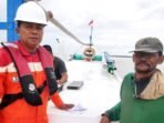 PT Pertamina Hulu Mahakam (PHM) berhasil menyelamatkan nyawa seorang nelayan bernama Saleh, yang kapalnya nyaris karam di laut sekitar 20 km utara Camp SPU. Foto: HO/PHM