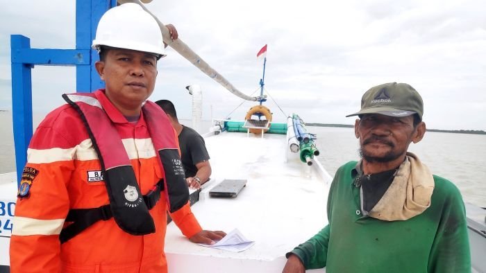 PT Pertamina Hulu Mahakam (PHM) berhasil menyelamatkan nyawa seorang nelayan bernama Saleh, yang kapalnya nyaris karam di laut sekitar 20 km utara Camp SPU. Foto: HO/PHM