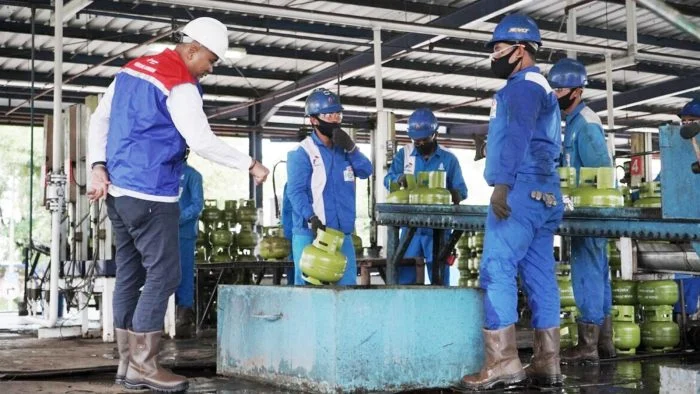 PT Pertamina Patra Niaga Regional Kalimantan menyalurkan kebutuhan energi berupa LPG bersubsidi 3 kg kepada masyarakat di Kaltim. Foto: HO/Pertamina Patra Niaga