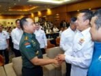 Panglima TNI Jenderal TNI Agus Subiyanto bersalaman dengan Anggota Komisi III DPR RI Bambang Soesatyo. FOTO : ANTARA/HO-DPR