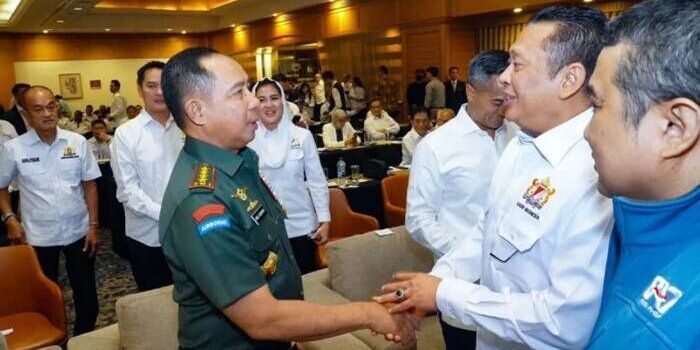 Panglima TNI Jenderal TNI Agus Subiyanto bersalaman dengan Anggota Komisi III DPR RI Bambang Soesatyo. FOTO : ANTARA/HO-DPR