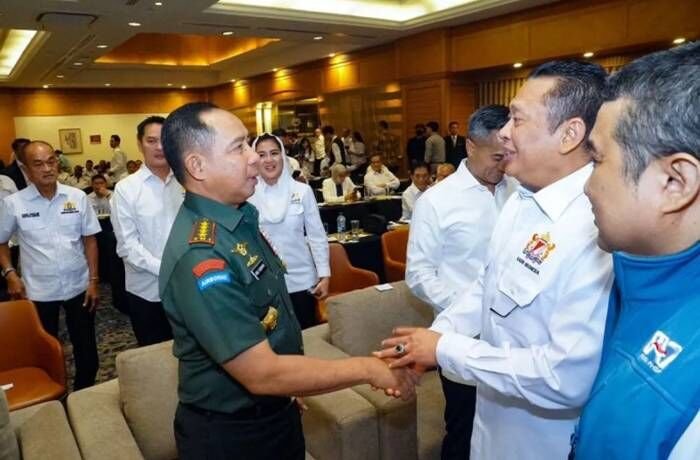 Panglima TNI Jenderal TNI Agus Subiyanto bersalaman dengan Anggota Komisi III DPR RI Bambang Soesatyo. FOTO : ANTARA/HO-DPR