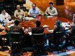 Presiden Prabowo memimpin rapat terbatas bersama Dewan Ekonomi Nasional (DEN) di kediaman pribadi Presiden RI di Bukit Hambalang, Kabupaten Bogor, Jawa Barat, Kamis (31/7/2025). FOTO: ANTARA/HO-BPMI Sekretariat Presiden/pri.