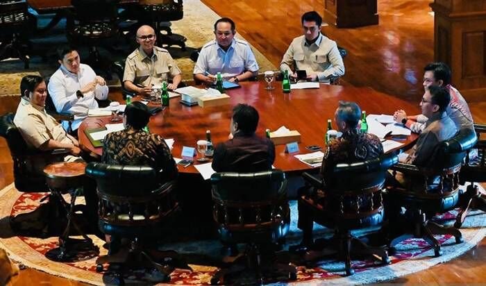 Presiden Prabowo memimpin rapat terbatas bersama Dewan Ekonomi Nasional (DEN) di kediaman pribadi Presiden RI di Bukit Hambalang, Kabupaten Bogor, Jawa Barat, Kamis (31/7/2025). FOTO: ANTARA/HO-BPMI Sekretariat Presiden/pri.