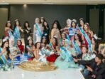 Para finalis Putri Kampus Indonesia 2025 berfoto bersama di panggung El John Pageant Festival di Ibu Kota Nusantara. Foto: HO/Humas Otorita IKN