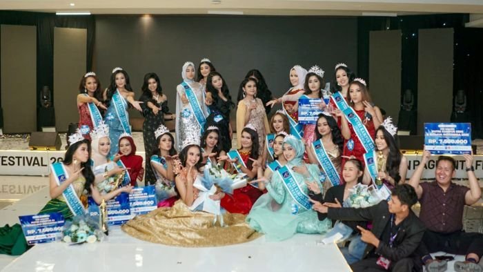Para finalis Putri Kampus Indonesia 2025 berfoto bersama di panggung El John Pageant Festival di Ibu Kota Nusantara. Foto: HO/Humas Otorita IKN