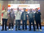 Para narasumber berfoto bersama dalam kegiatan Pemuda Nusantara Goes to Campus di Gedung Rektorat Lantai 4 Universitas Mulawarman, pada Kamis (28/8/2025). Foto: BorneoFlash/Nur Ainunnisa