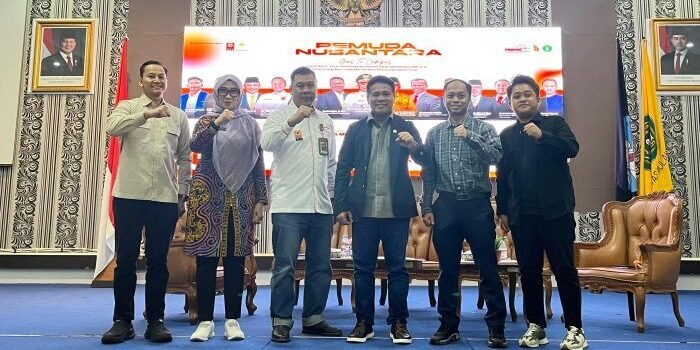 Para narasumber berfoto bersama dalam kegiatan Pemuda Nusantara Goes to Campus di Gedung Rektorat Lantai 4 Universitas Mulawarman, pada Kamis (28/8/2025). Foto: BorneoFlash/Nur Ainunnisa