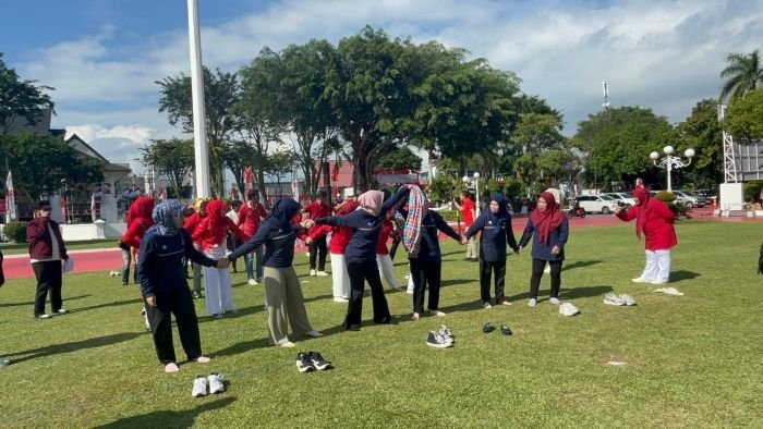 Para pegawai dan Organisasi Perangkat Daerah (OPD) di lingkungan Sekretariat Daerah (Setda) Kota Balikpapan mengikuti Beragam lomba dalam rangka peringati HUT ke 80 RI, di Halaman Balai Kota Balikpapan, pada Jumat (15/8/2025). Foto: BorneoFlash/Niken Sulastri