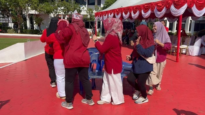 Para pegawai dan Organisasi Perangkat Daerah (OPD) di lingkungan Sekretariat Daerah (Setda) Kota Balikpapan mengikuti Beragam lomba dalam rangka peringati HUT ke 80 RI, di Halaman Balai Kota Balikpapan, pada Jumat (15/8/2025). Foto: BorneoFlash/Niken Sulastri