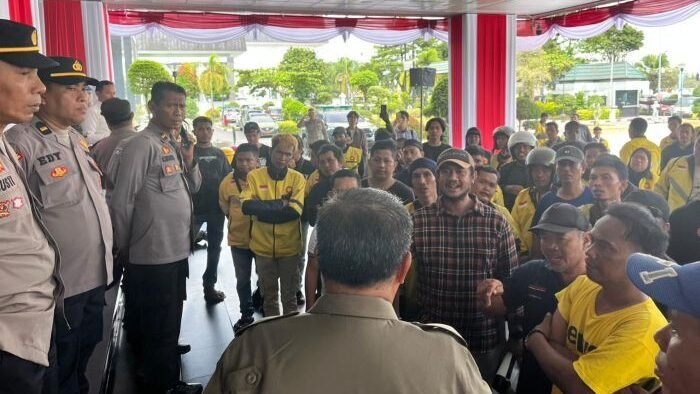 Para pengemudi Maxim saat Menggelar aksi di Kantor Gubernur Kaltim, pada Senin (4/8/2025). Foto: BorneoFlash/Nur Ainunnisa