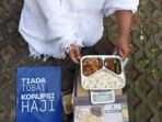 Pegiat antikorupsi dari Indonesia Corruption Watch (ICW) menggelar aksi seusai melaporkan kasus dugaan korupsi penyelenggaraan haji 1446 H/2025 M di Gedung Merah Putih KPK, Jakarta, Selasa (5/8/2025). ICW melaporkan tiga orang dari Kementeria Agama terkait dugaan korupsi penyelenggaran ibadah haji 1446H/2025 salah satunya berupa pemotongan porsi makanan jamaah haji yang diperkirakan menimbulkan kerugian keuangan negara sebesar Rp255 miliar.FOTO : ANTARA/Indrianto Eko Suwarso/bar