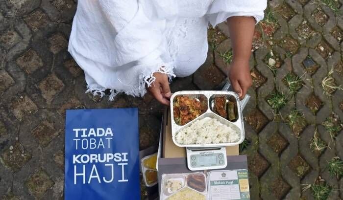 Pegiat antikorupsi dari Indonesia Corruption Watch (ICW) menggelar aksi seusai melaporkan kasus dugaan korupsi penyelenggaraan haji 1446 H/2025 M di Gedung Merah Putih KPK, Jakarta, Selasa (5/8/2025). ICW melaporkan tiga orang dari Kementeria Agama terkait dugaan korupsi penyelenggaran ibadah haji 1446H/2025 salah satunya berupa pemotongan porsi makanan jamaah haji yang diperkirakan menimbulkan kerugian keuangan negara sebesar Rp255 miliar.FOTO : ANTARA/Indrianto Eko Suwarso/bar