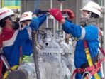 Pekerja PT KPB melaksanakan pemasukan perdana catalyst—tahap penting sebelum unit RFCC beroperasi. Foto: HO/Kilang Pertamina Balikpapan