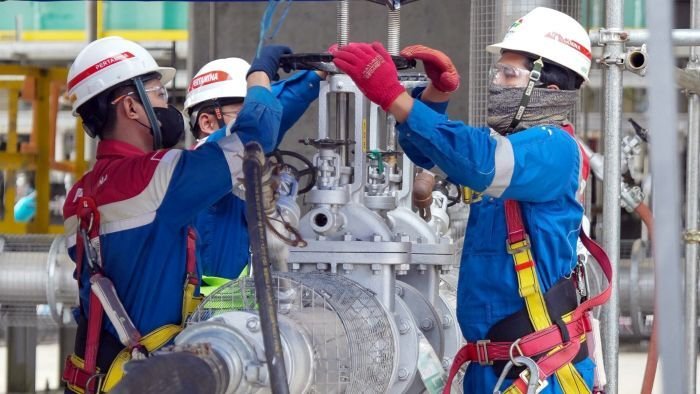 Pekerja PT KPB melaksanakan pemasukan perdana catalyst—tahap penting sebelum unit RFCC beroperasi. Foto: HO/Kilang Pertamina Balikpapan