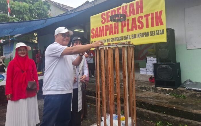 Peluncuran program sedekah sampah plastik di RT 34 Jalan Berlian VII, Kelurahan Sepinggan Baru, Kecamatan Balikpapan Selatan, pada Minggu (24/8/2025). Foto: BorneoFlash/Niken Sulastri