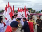 Pembagian bendera secara simbolis dipimpin Wakil Bupati Paser, Ikhwan Antasari, kepada pelajar, mahasiswa, perwakilan kecamatan, dan masyarakat di Halaman Kantor Bupati Paser, pada Selasa (12/8/2025). Foto: BorneoFlash/IST