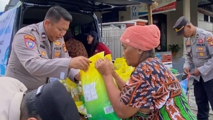 Polresta Balikpapan kembali hadir di tengah masyarakat dengan program Gerakan Pangan Murah (GPM) Polri. Sebanyak 200 karung beras SPHP atau setara 1 ton disalurkan langsung kepada warga Kelurahan Karang Joang, Balikpapan Utara, Selasa (19/8/2025). HO/Humas Polresta Balikpapan