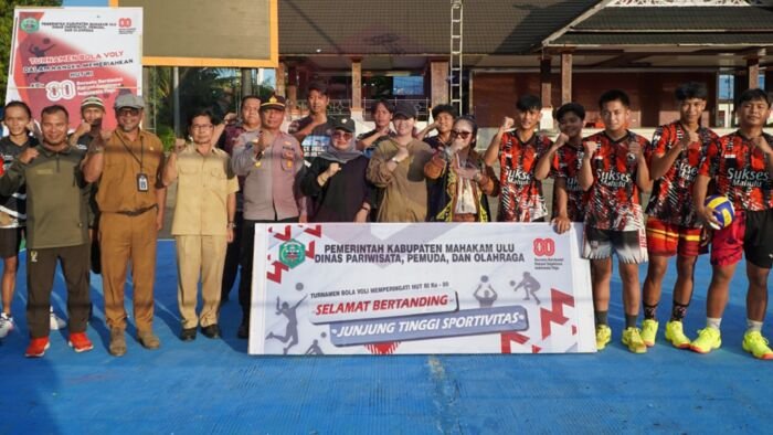 Pembukaan Turnamen Olahraga Prestasi cabang bola voli dan futsal dalam rangka menyemarakkan Hari Ulang Tahun (HUT) ke-80 Republik Indonesia di Lapangan Cor, Ujoh Bilang, pada Selasa (5/8/2025). Foto: HO/dprd.mahakamulukab