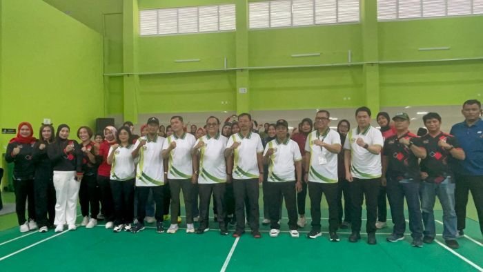 Pembukaan kejuaraan Tarkam Balikpapan 2025, di GOR Bulutangkis, Balikpapan Tennis Stadium, pada Jumat (22/8/2025). Foto: BorneoFlash/Niken Sulastri