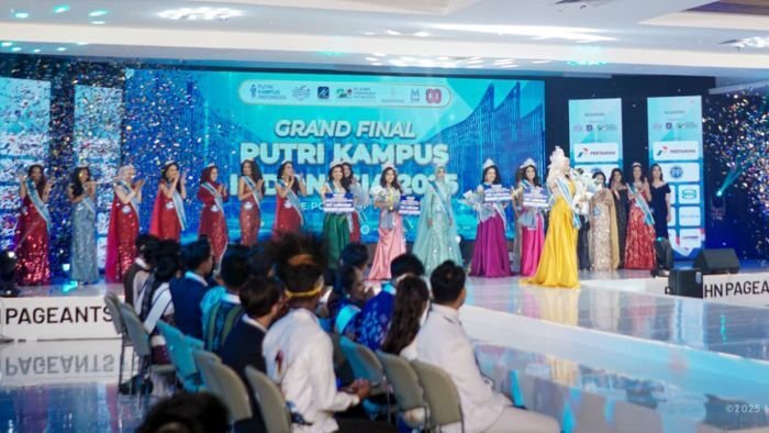 Pemenang Putri Kampus Indonesia 2025, Shafira Mutiara Rafi (gaun kuning) melangkah pertama kali sebagai pemenang di panggung. Foto: HO/Humas Otorita IKN