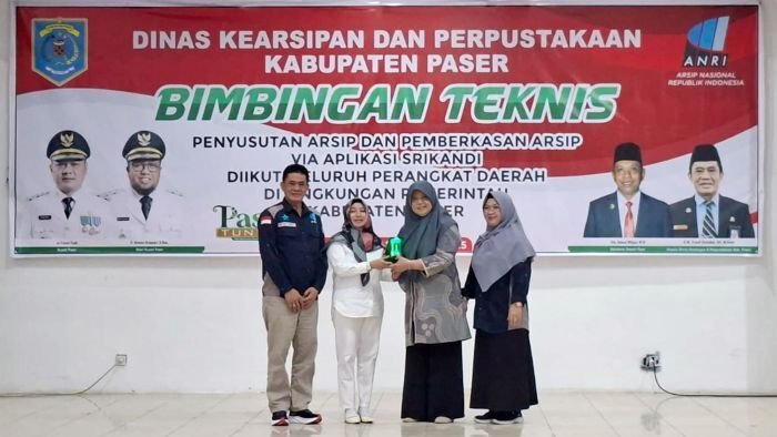 Pemkab Paser melalui Diskarpus menggelar Bimtek terkait penyusutan dan pemberkasan arsip menggunakan aplikasi Srikandi, di Gedung Awa Mangkuruku, pada Rabu (6/8/2025). Foto: BorneoFlash/Joe