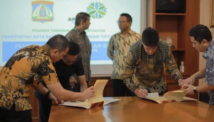 Pemkot Balikpapan resmi menandatangani MoU tentang Perencanaan Penyediaan Air Bersih dengan PT Arsari Tirta Pradana, anak perusahaan dari Arsari Group, pada Jumat (1/8/2025, di Jakarta. Foto: BorneoFlash.com/Ist