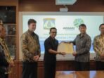 Pemkot Balikpapan resmi menandatangani MoU tentang Perencanaan Penyediaan Air Bersih dengan PT Arsari Tirta Pradana, anak perusahaan dari Arsari Group, pada Jumat (1/8/2025, di Jakarta. Foto: BorneoFlash.com/Ist