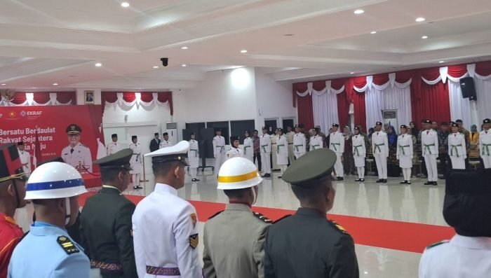 Pengukuhan 39 paskibraka di Aula Balai Kota Balikpapan, pada Jumat (15/8/2025) malam. Foto: BorneoFlash/Niken Sulastri