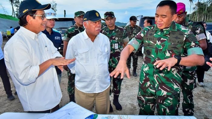 Peninjauan Sekolah Taruna Nusantara IKN bersama Plt. Deputi Bidang Sarana dan Prasarana (Danis Hidayat Sumadilaga), Kepala Otorita IKN (Basuki Hadimuljono) dan Sekjen Kemenhan RI (Letnan Jenderal TNI Tri Budi Utomo). Foto: HO/Humas Otorita IKN