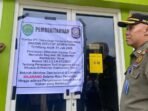 Penyegelan kantor PT Maxim Samarinda oleh Satpol PP Kaltim. Foto: BorneoFlash/Nur Ainunnisa