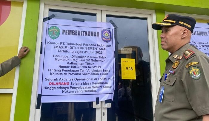 Penyegelan kantor PT Maxim Samarinda oleh Satpol PP Kaltim. Foto: BorneoFlash/Nur Ainunnisa