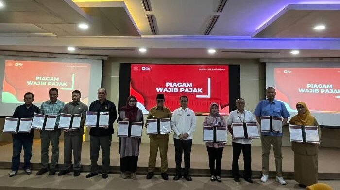 Penyerahan Piagam Wajib Pajak, di Aula Etam Kantor Wilayah DJP Kalimantan Timur dan Utara, pada Senin (11/08/2025). Foto: BorneoFlash/Niken Sulastri
