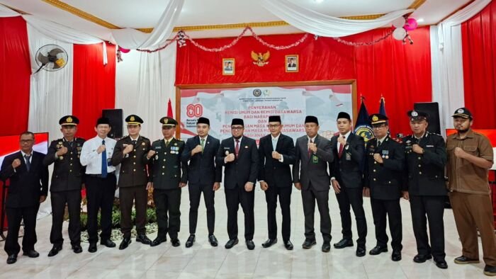 Penyerahan Remisi secara simbolis oleh Wakil Bupati Paser, Ikhwan Antasari, saat peringatan HUT ke-80 Kemerdekaan Republik Indonesia, di Aula Rutan Tanah Grogot, Minggu (17/8/2025). Foto: BorneoFlash/IST