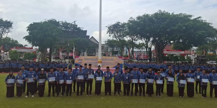 Penyerahan SK ASN, PPPK dan PNS yang memasuki masa purna tugas menerima SK dan penghargaan di lingkungan Pemkot Balikpapan, di Balai Kota Balikpapan, pada Kamis (28/8/2025). Foto: BorneoFlash/Niken Sulastri