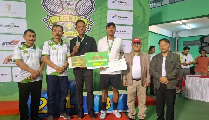 Penyerahan pemenang kategori Beregu Tim ATC Kajati Kaltim pada kejuaraan Kajati Cup II 2025, di Balikpapan Tennis Stadium, pada Minggu (24/8/2025). Foto: BorneoFlash/Niken Sulastri