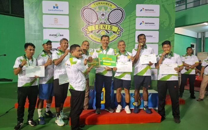 Penyerahan pemenang kategori Beregu Tim ATC Kajati Kaltim pada kejuaraan Kajati Cup II 2025, di Balikpapan Tennis Stadium, pada Minggu (24/8/2025). Foto: BorneoFlash/Niken Sulastri
