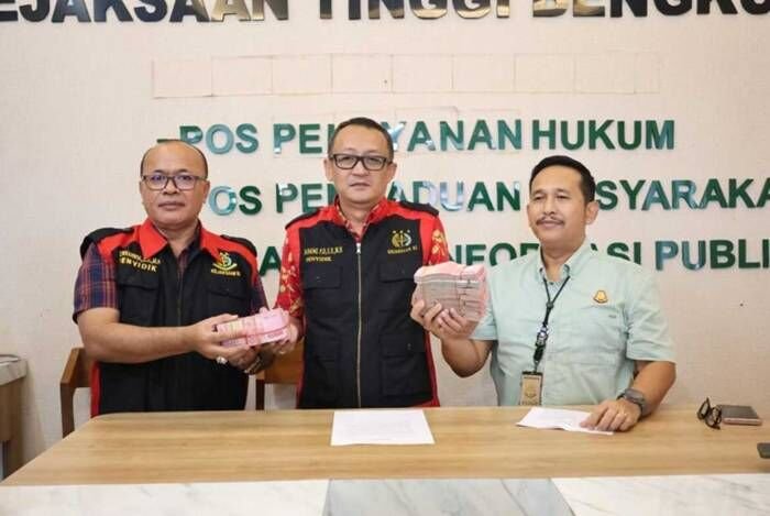 Penyidik Kejati Bengkulu memperlihatkan sejumlah uang yang dikembalikan dari pejabat kementerian ESDM dalam perkara dugaan korupsi pertambangan, Jumat (8/8/2025). FOTO: Dok. Kejati Bengkulu