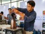 Peracik kopi tengah membuat hainan coffee di perhelatan Nusantara Liberica Coffee Exhibition yang digelar pada Sabtu–Minggu (9–10/08/2025) . Foto: HO/Humas Otorita IKN