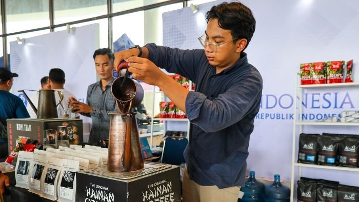 Peracik kopi tengah membuat hainan coffee di perhelatan Nusantara Liberica Coffee Exhibition yang digelar pada Sabtu–Minggu (9–10/08/2025) . Foto: HO/Humas Otorita IKN