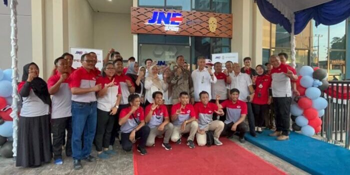 Sales Counter JNE di IKN Diresmikan, Tanam 1.000 Pohon Dukung Kota Hutan Berkelanjutan