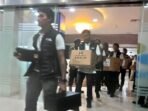 Personel Ditreskrimsus Polda Kalimantan Utara saat membawa barang bukti dokumen usai melakukan penggeledahan untuk kasus dugaan kredit fiktif di Bankaltimtara, Tanjung Selor pada Jumat (15/8/2025) malam. Foto: ANTARA/SA